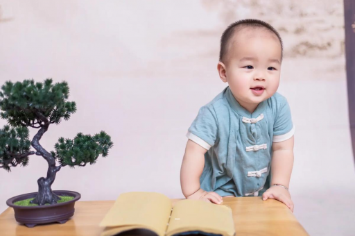 伊犁哈萨克宝宝脸上小白点